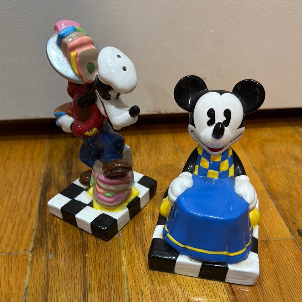 Mickey &Goofy salt & pepper shakers